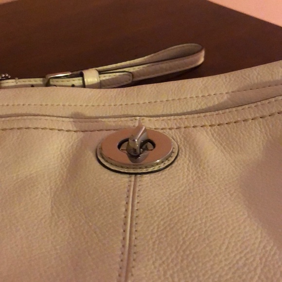 Coach white clutch w/ wrist strap & zipper closure - Picture 9 of 10